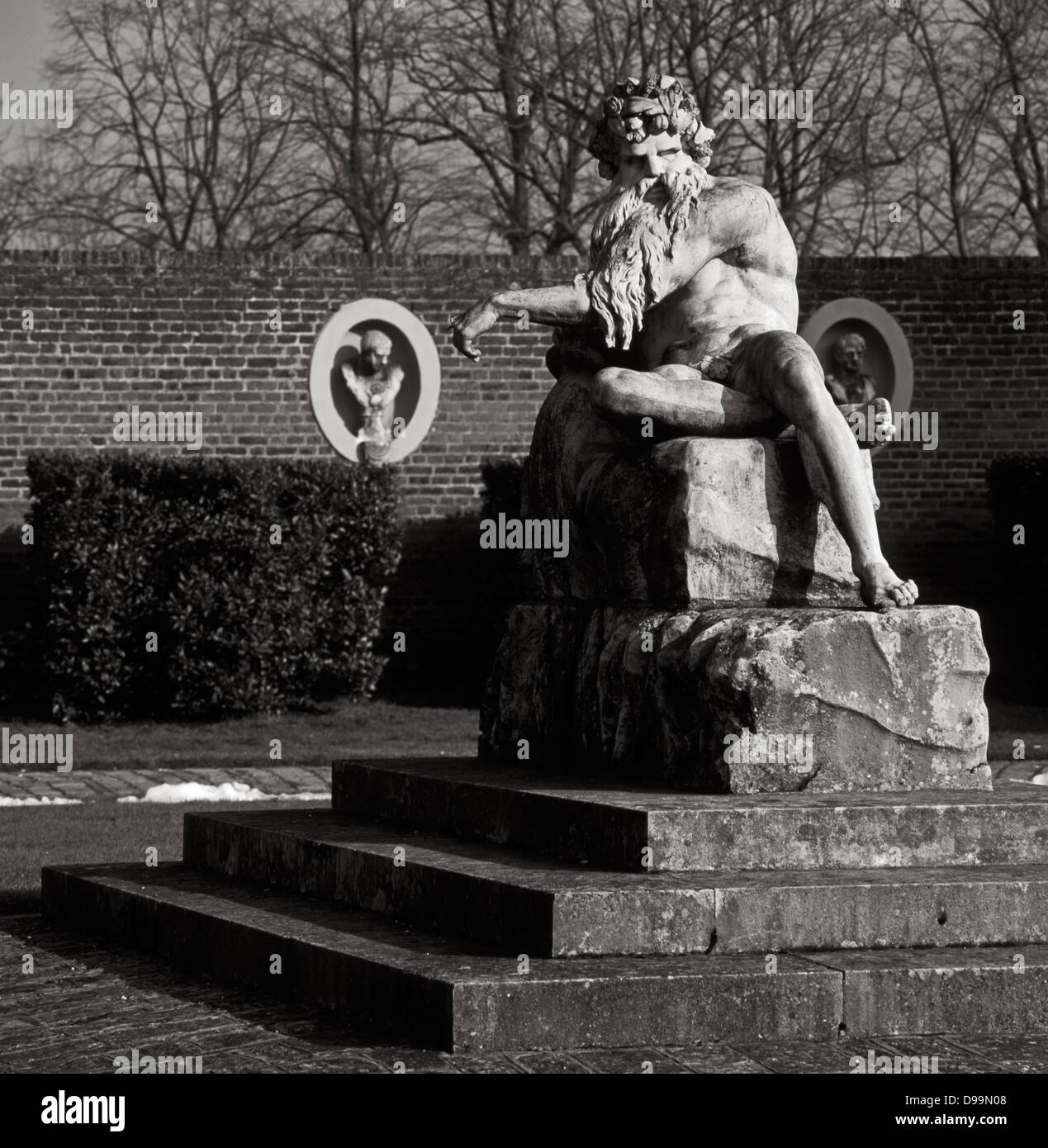 Statue von Vater Thames, Flussgott, am Eingang zum Ham House, Richmond, London Stockfoto