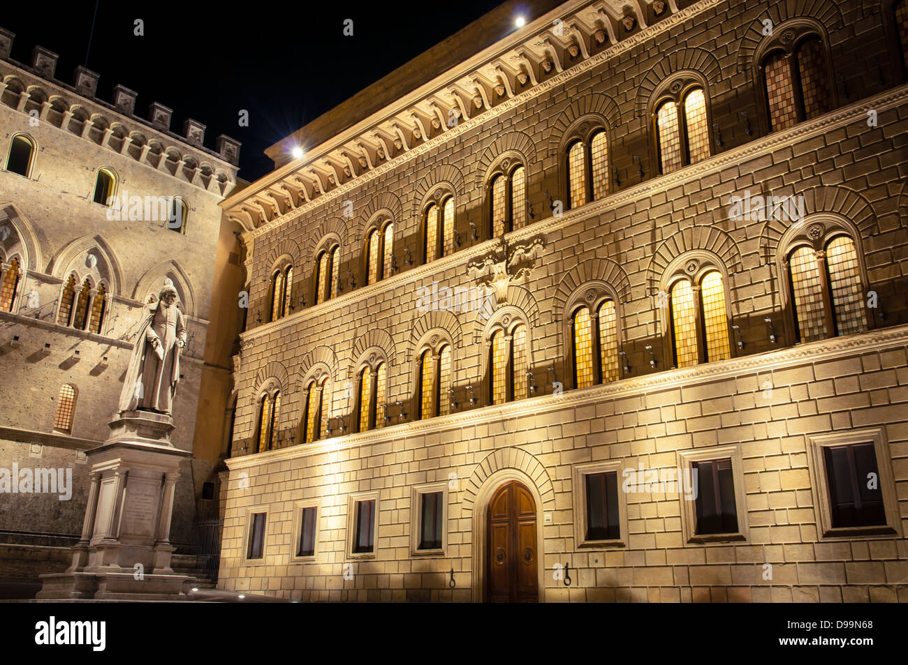 Night-Time-Ansicht der Salimbeni Palazzo, Siena, Italien Stockfoto