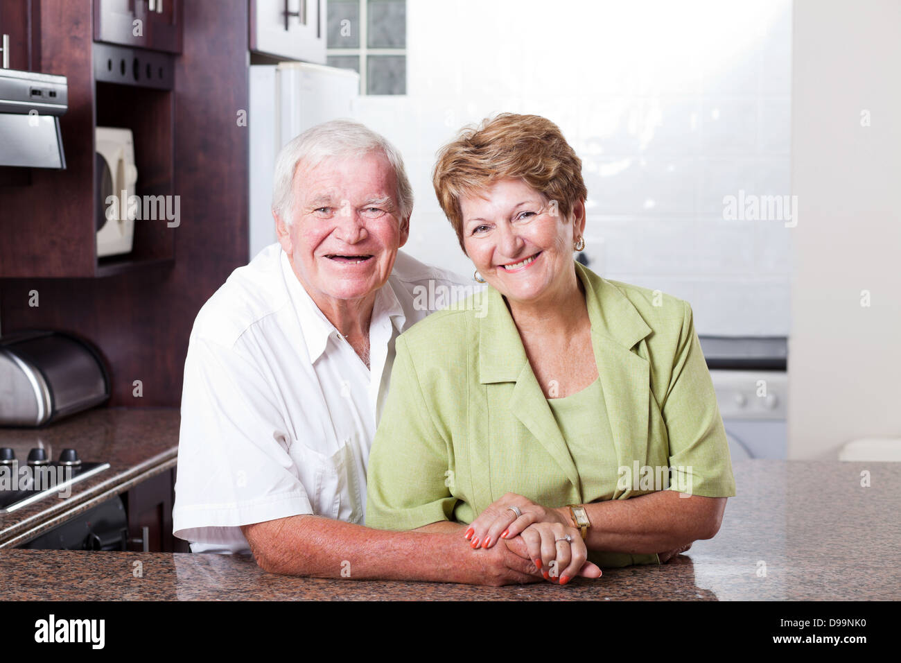 glücklich liebende älteres paar Porträt zu Hause Stockfoto