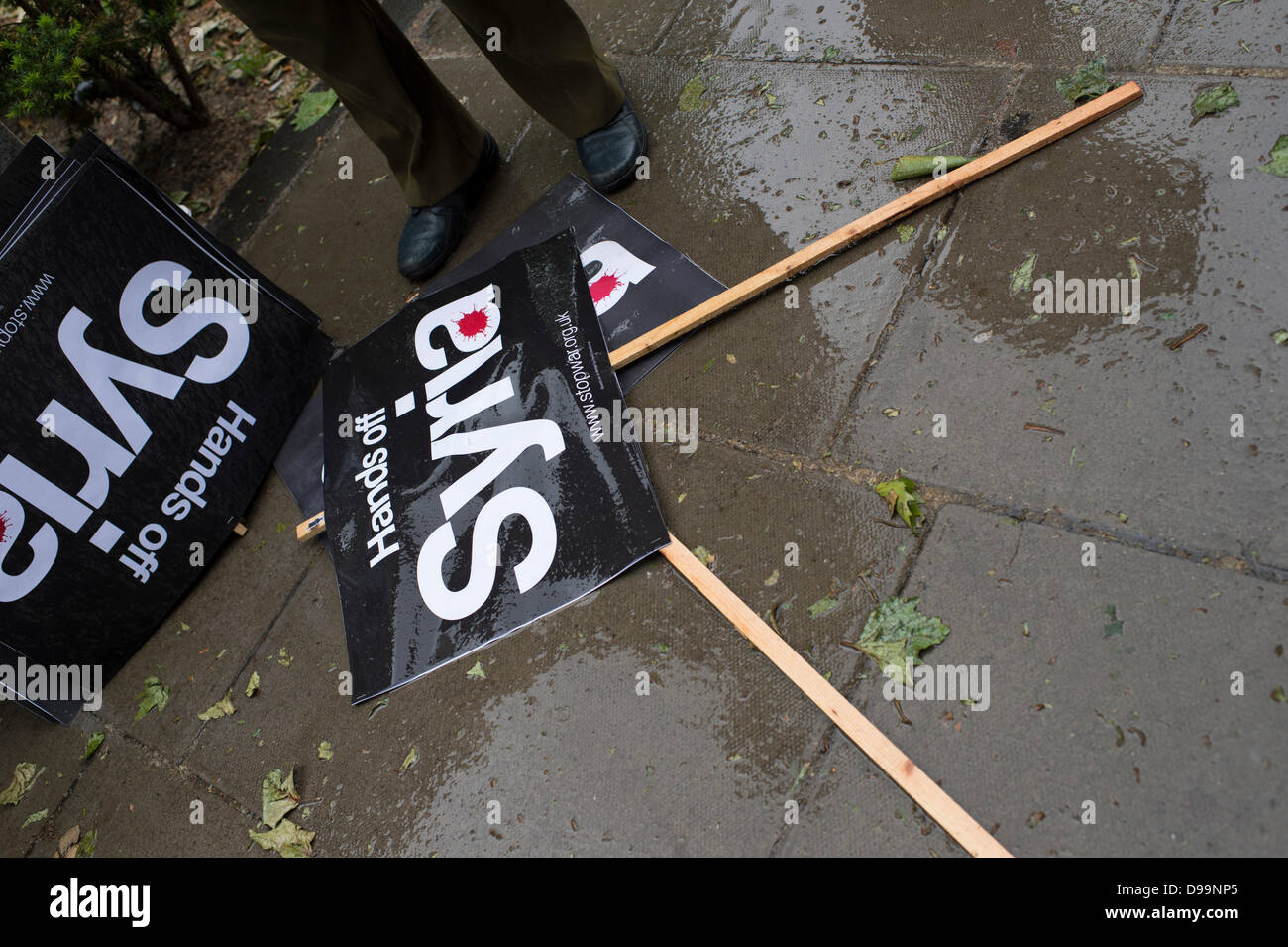 London, UK. 15. Juni 2013, versammeln sich Demonstranten gegen die westliche Intervention in Syrien außerhalb der US-Botschaft. Organisiert von Stop The War Coalition, nur eine relativ kleine Menge von Menschen besucht und wurden bald durch Starkregen zerstreut. Bildnachweis: Allsorts Stock Foto/Alamy Live-Nachrichten Stockfoto
