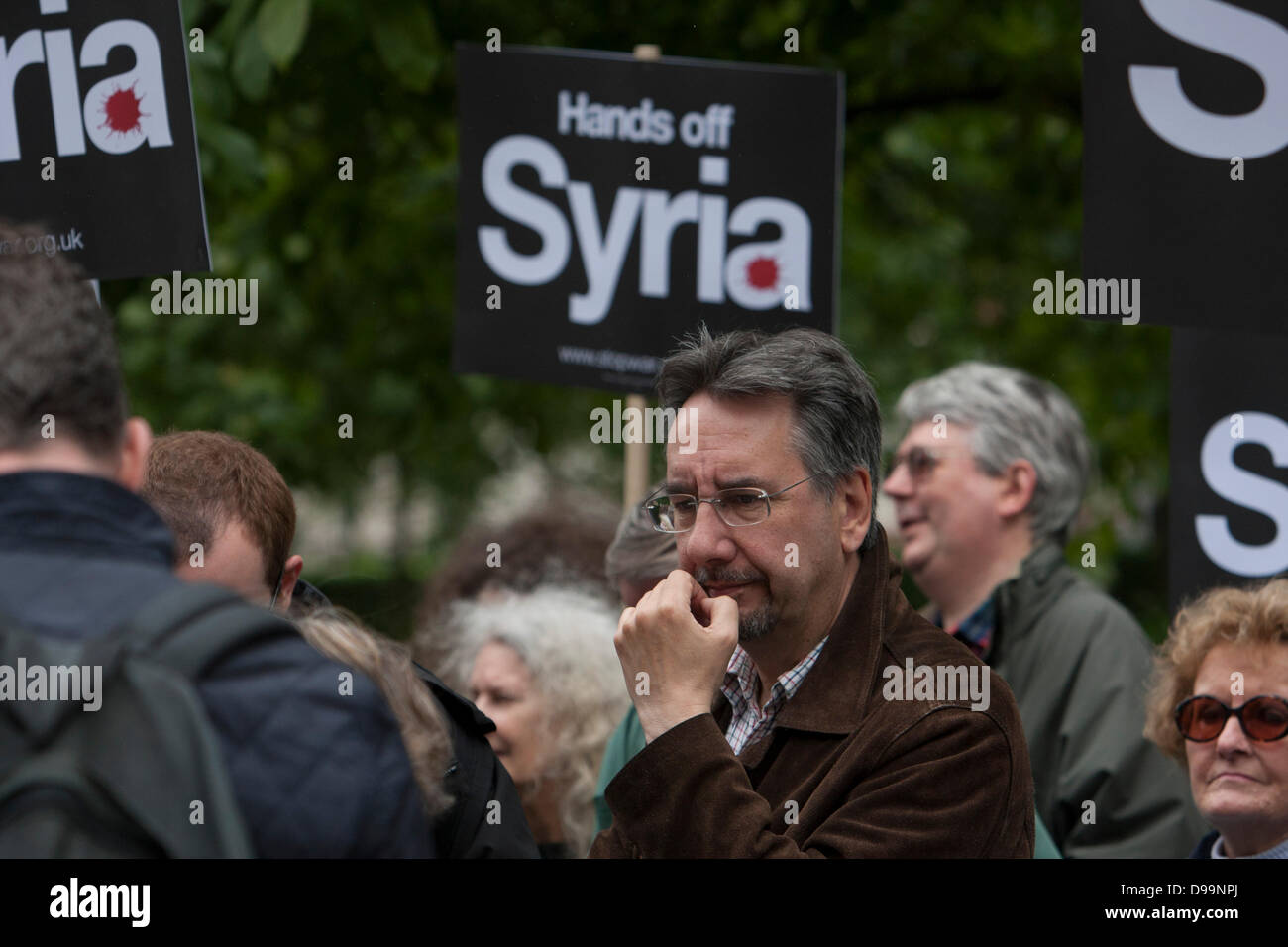 London, UK, 15. Juni 2013 John Rees von stoppt den Krieg am Protest zu stoppen westlichen Intervention in Syrien vor der Botschaft der Vereinigten Staaten von Amerika, London. Bildnachweis: Martyn Wheatley/Alamy Live News Stockfoto