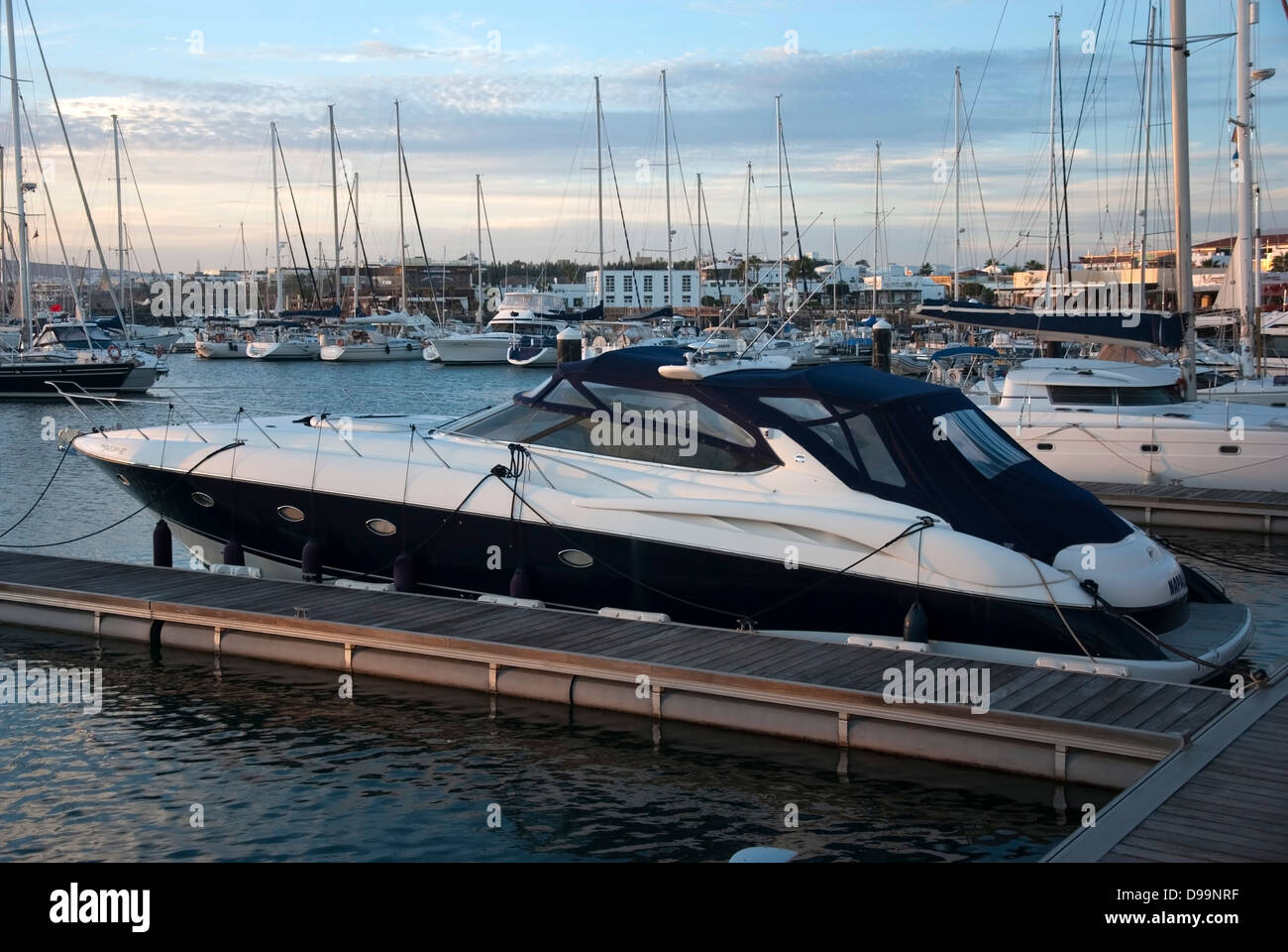 Blaue & weißen Sunseeker Camargue "Napale" vor Anker im Rubicon Marina Lanzarote Stockfoto
