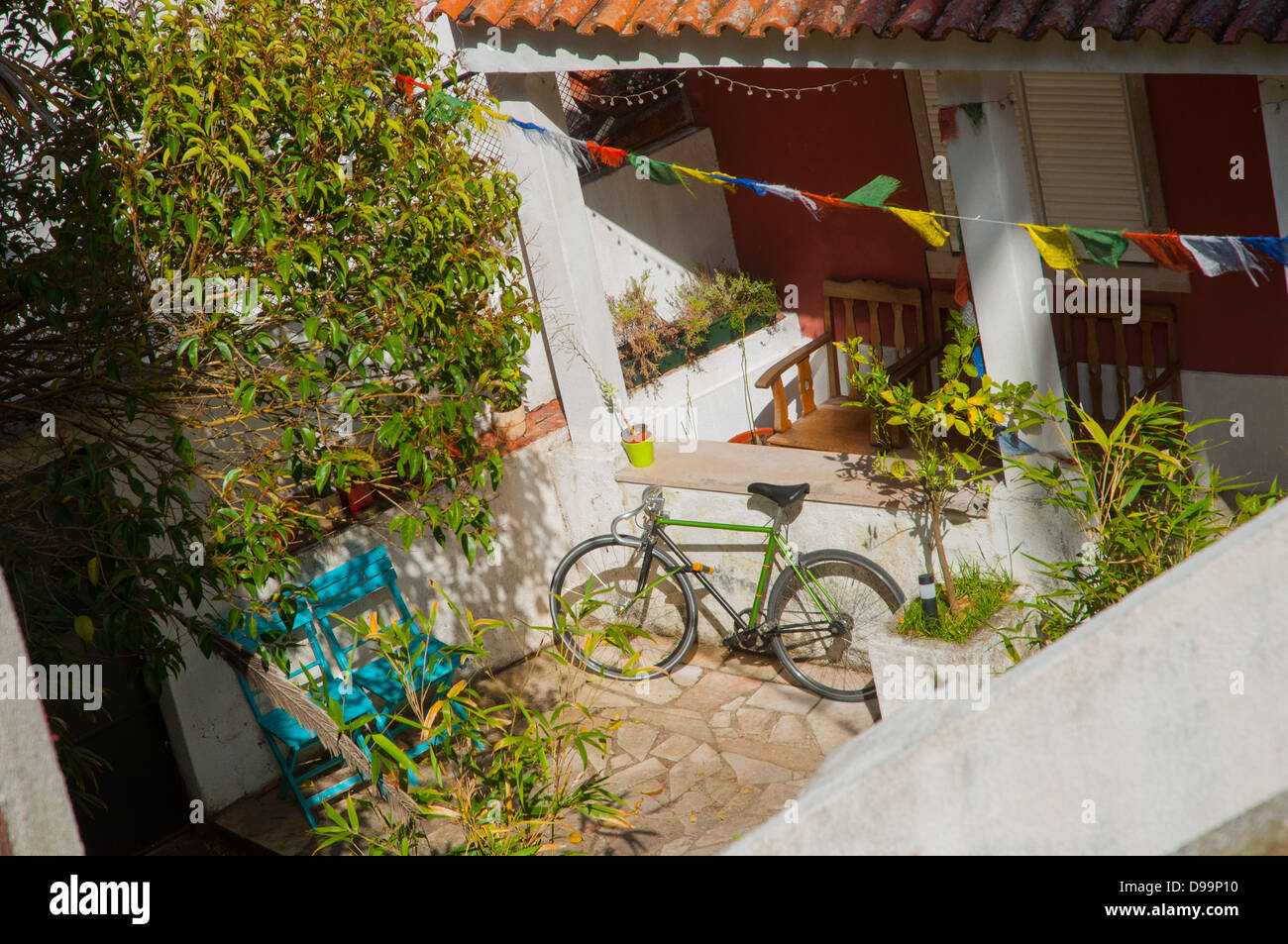 Terrasse mit Fahrrad und Flaggen Stockfoto