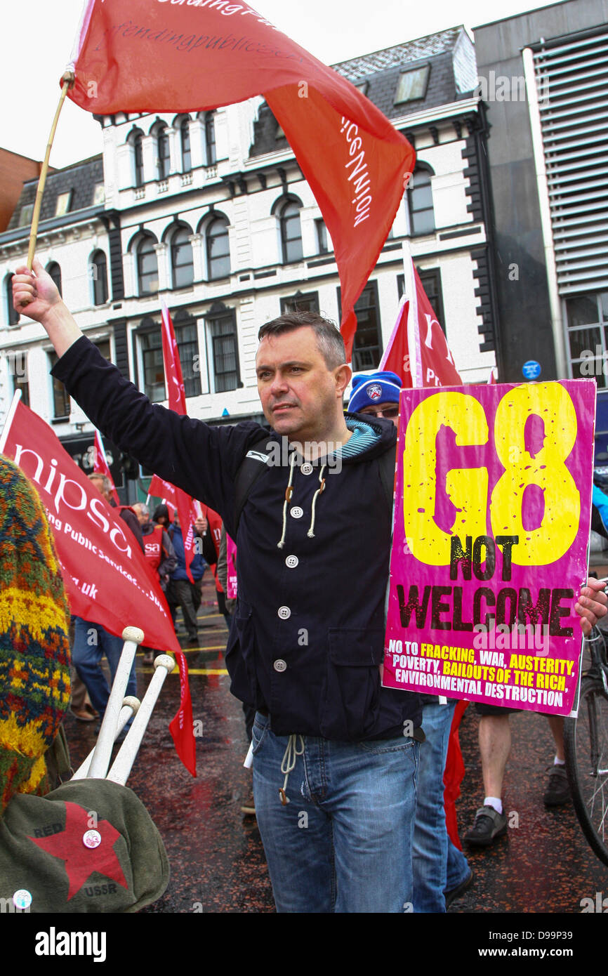 Belfast, Nordirland, Vereinigtes Königreich. 15. Juni 2013. Anti-G8-Demonstranten hinab auf die Stadt nur zwei Tage, bevor Barack Obama ist in Belfast eintreffen und andere Führer der Welt sind in Nordirland für die 39. G8-Gipfel im County Fermanagh eintreffen-Anti-G8-Demonstranten-Belfast-Credit: Kevin Scott/Alamy Live News Stockfoto