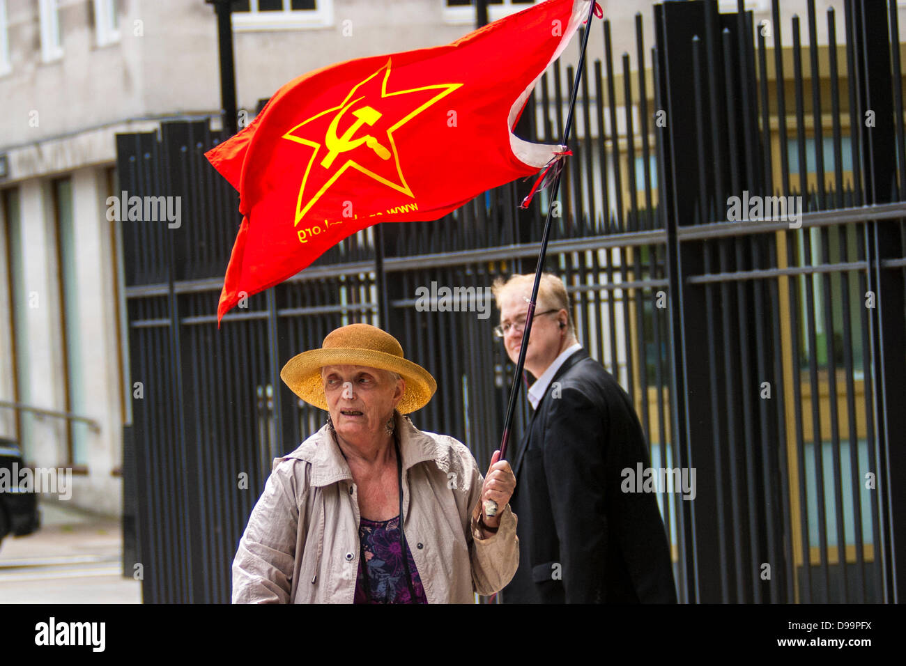 London, UK.15th Juni 2013. Ein Aktivist mit einer kommunistischen Fahne kommt bei der US-Botschaft in London zu demonstrieren gegen die Bewaffnung der syrischen Rebels als die Wahrscheinlichkeit, dass die USA und Großbritannien Unterstützung der Rebellen durch Waffenlieferungen zu kämpfen, dass das Assad-Regime erhöht. Bildnachweis: Paul Davey/Alamy Live-Nachrichten Stockfoto