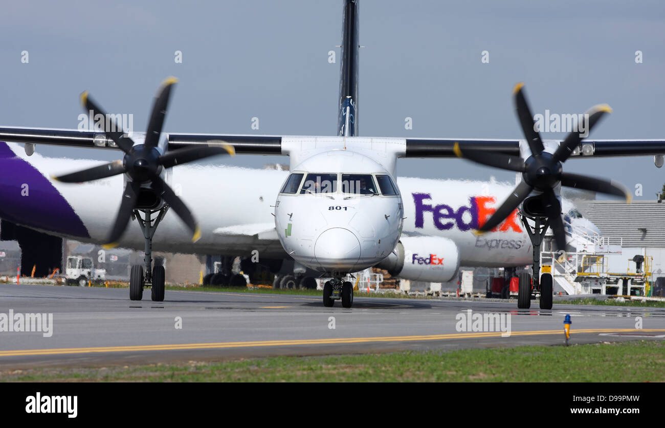 Porter Flugzeug Bombardier De Havilland Canada DHC-8-Q-402 Rollen zur Startbahn am Flughafen Ottawa Stockfoto