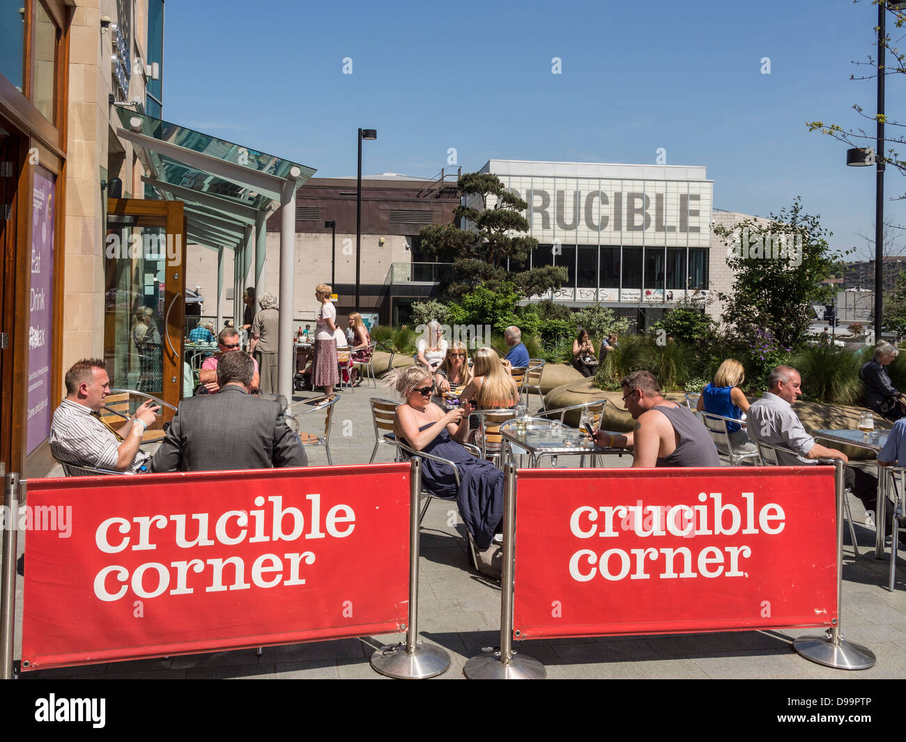 Im Freien essen im Tiegel Ecke Tudor Square im Stadtzentrum von Sheffield UK. Stockfoto