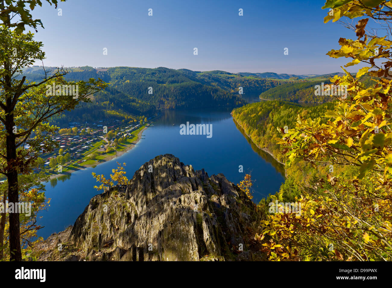 Blick vom Bockfelsen Rock der Hohenwarte-Talsperre in der Nähe von Goessitz, Thüringen, Deutschland Stockfoto