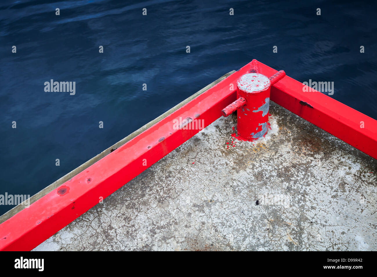 Roten Festmacher Poller auf Betonpfeiler Stockfoto