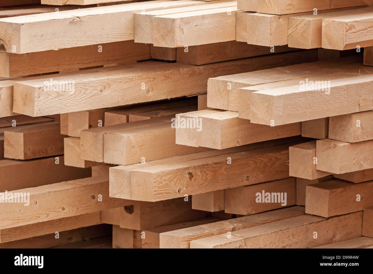 Neue Holzbretter auf einem Speicher. Zusammenfassung Hintergrund Stockfoto
