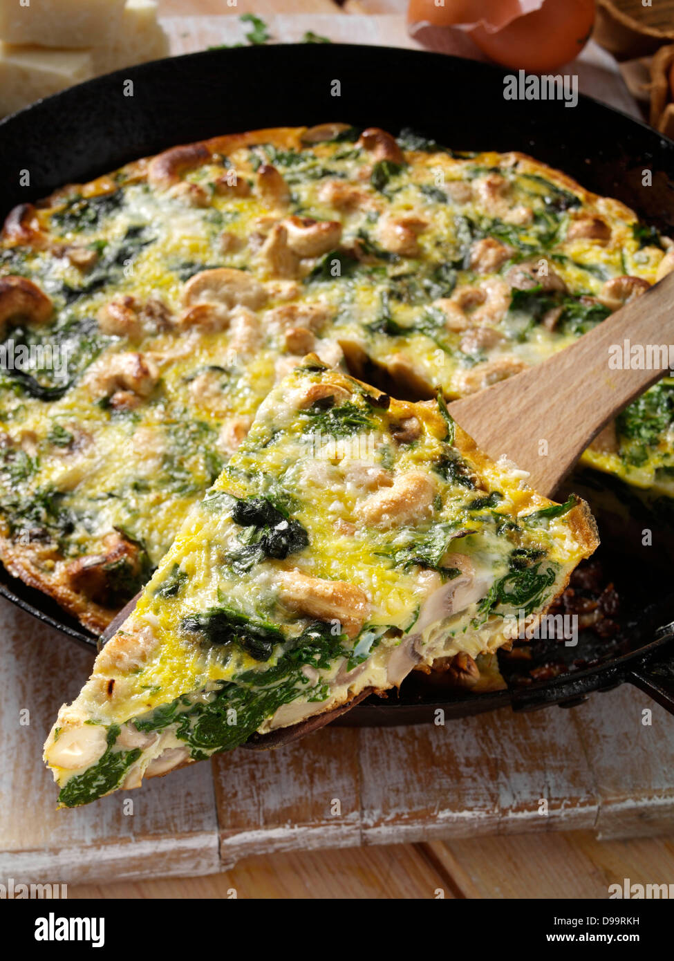 Frittata mit Champignons Spinat Zwiebeln und Cashew-Kerne Stockfoto