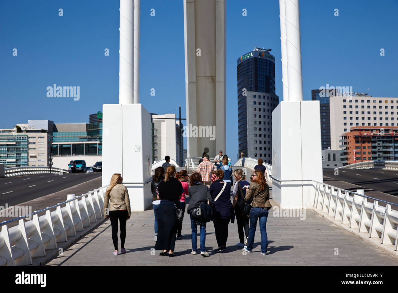 Menschen, die zu Fuß über die Assut de l ' oder Brücke zur Stadt der Künste und Wissenschaften Ciutat de Les Arts Les Effizienzgewinne Valencia, Spanien Stockfoto
