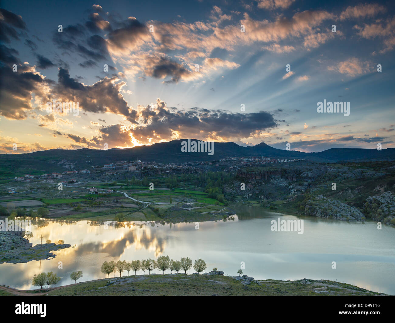 Wolken durch die aufgehende Sonne beleuchtet und spiegelt sich in den See Stockfoto