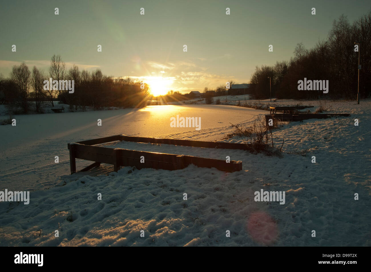 Sonnenlicht auf zugefrorenen See im winter Stockfoto