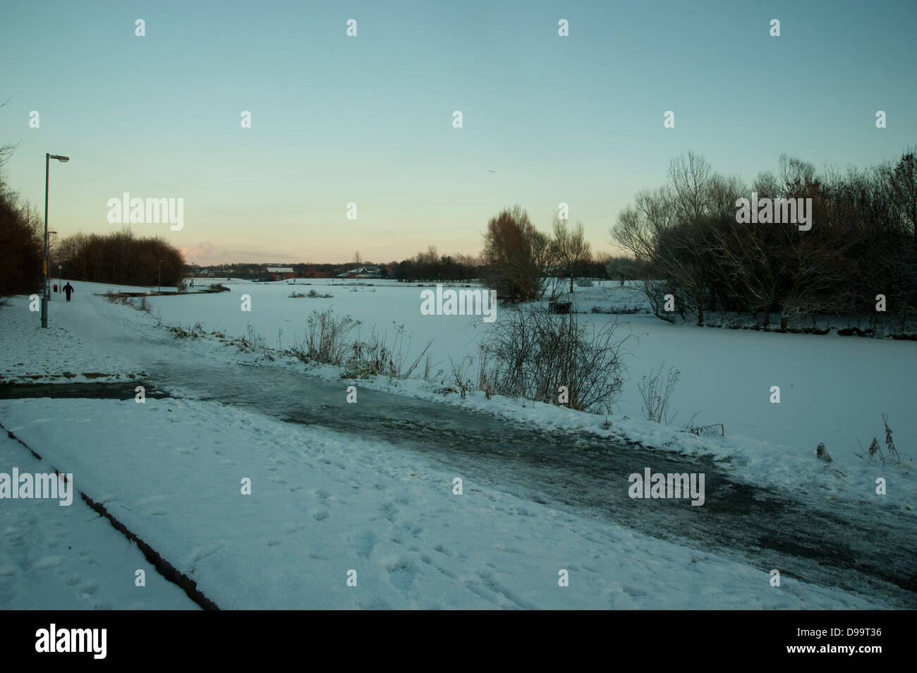 gefrorene Park See und Promenade im winter Stockfoto