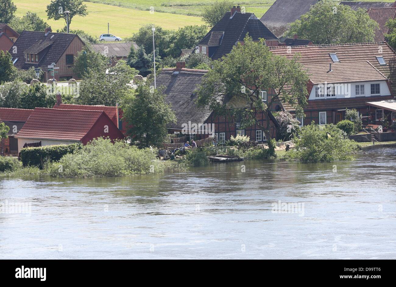 Der Elbe überflutet die Stadt Hohnstorf, Deutschland, 15. Juni 2013. Das Hochwasser an der Elbe im Norden Deutschlands ist sich entfernenden. Foto: BODO MARKS Stockfoto