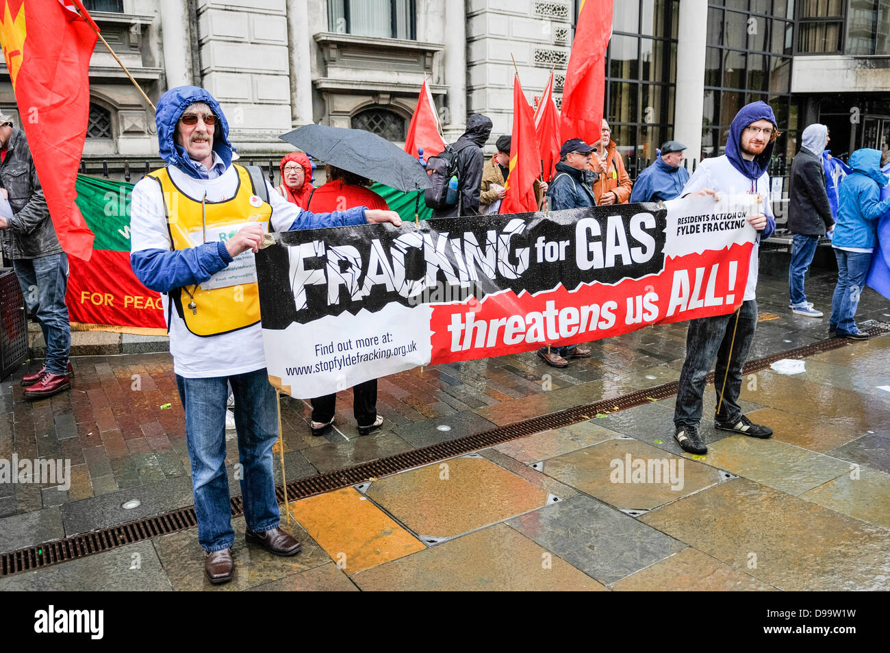 Belfast, Nordirland. 15. Juni 2013. Demonstranten fordern ein Ende zum Fracking an einer Anti-G8-Proteste organisiert von der irischen Kongress der Gewerkschaften (ICTU) Kreditkrise: Stephen Barnes/Alamy Live News Stockfoto