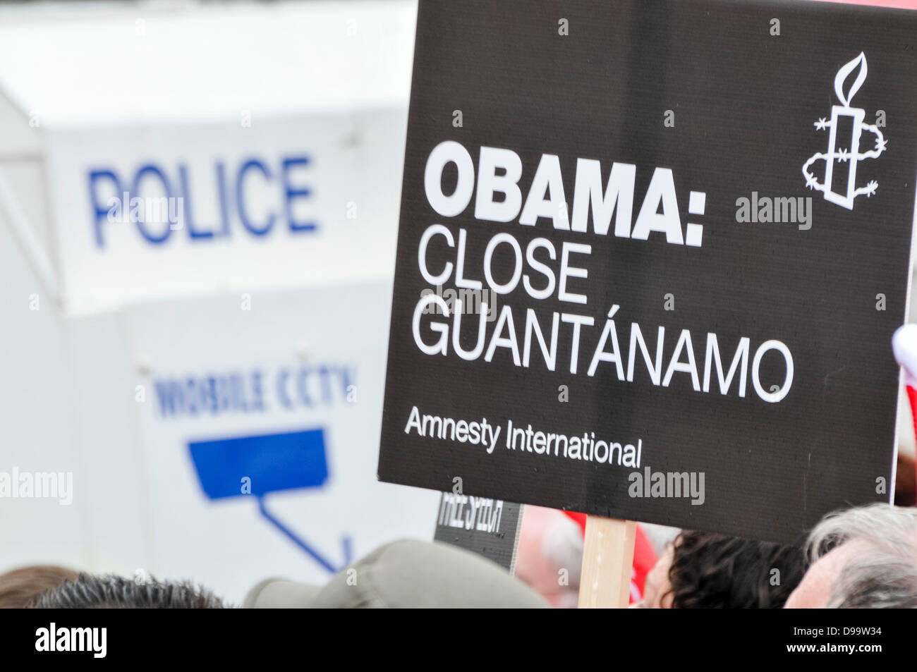 Belfast, Nordirland. 15. Juni 2013. Amnesty International Banner fordert Präsident Obama Guantanamo Bay zu schließen Gefängnis und Wiedergabe/Inhaftierung vor ein stark gepanzertes Polizeifahrzeug Credit Center: Stephen Barnes/Alamy Live News Stockfoto