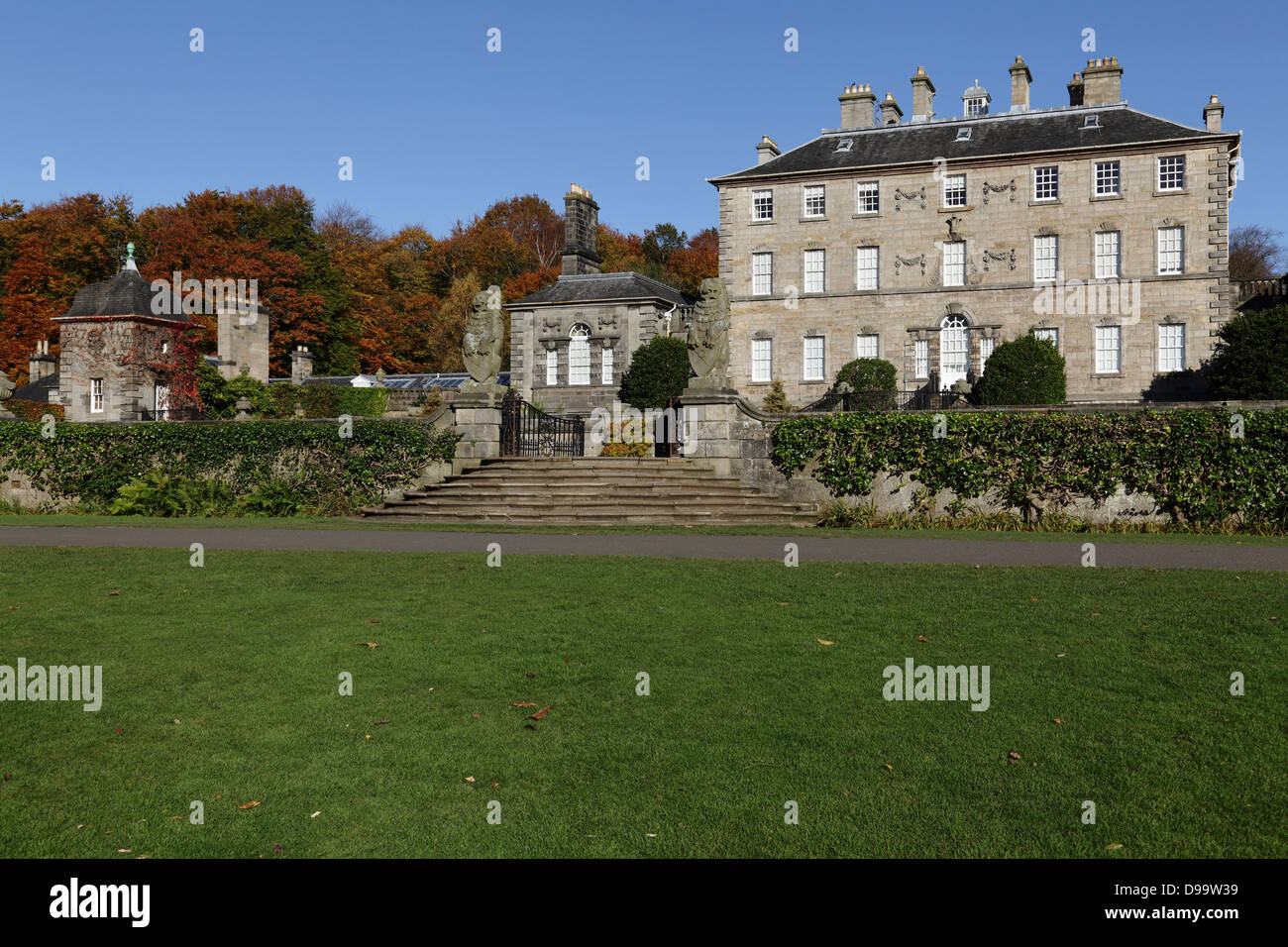 Herbst im Pollok House, das vom National Trust for Scotland im Pollok Country Park, Glasgow, Schottland, Großbritannien, betrieben wird Stockfoto