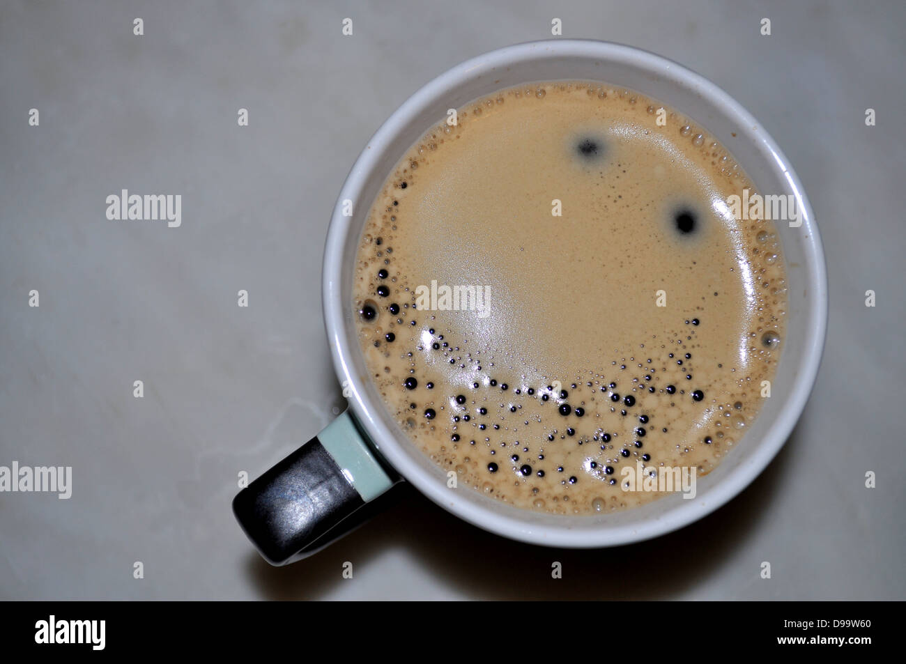 Eine Tasse Kaffee am Morgen zufrieden Lächeln Stockfoto