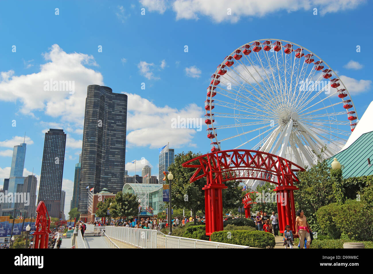 Riesenrad-Zeichen und teilweise Stadtbild von Chicago, Illinois, am Navy Pier Stockfoto
