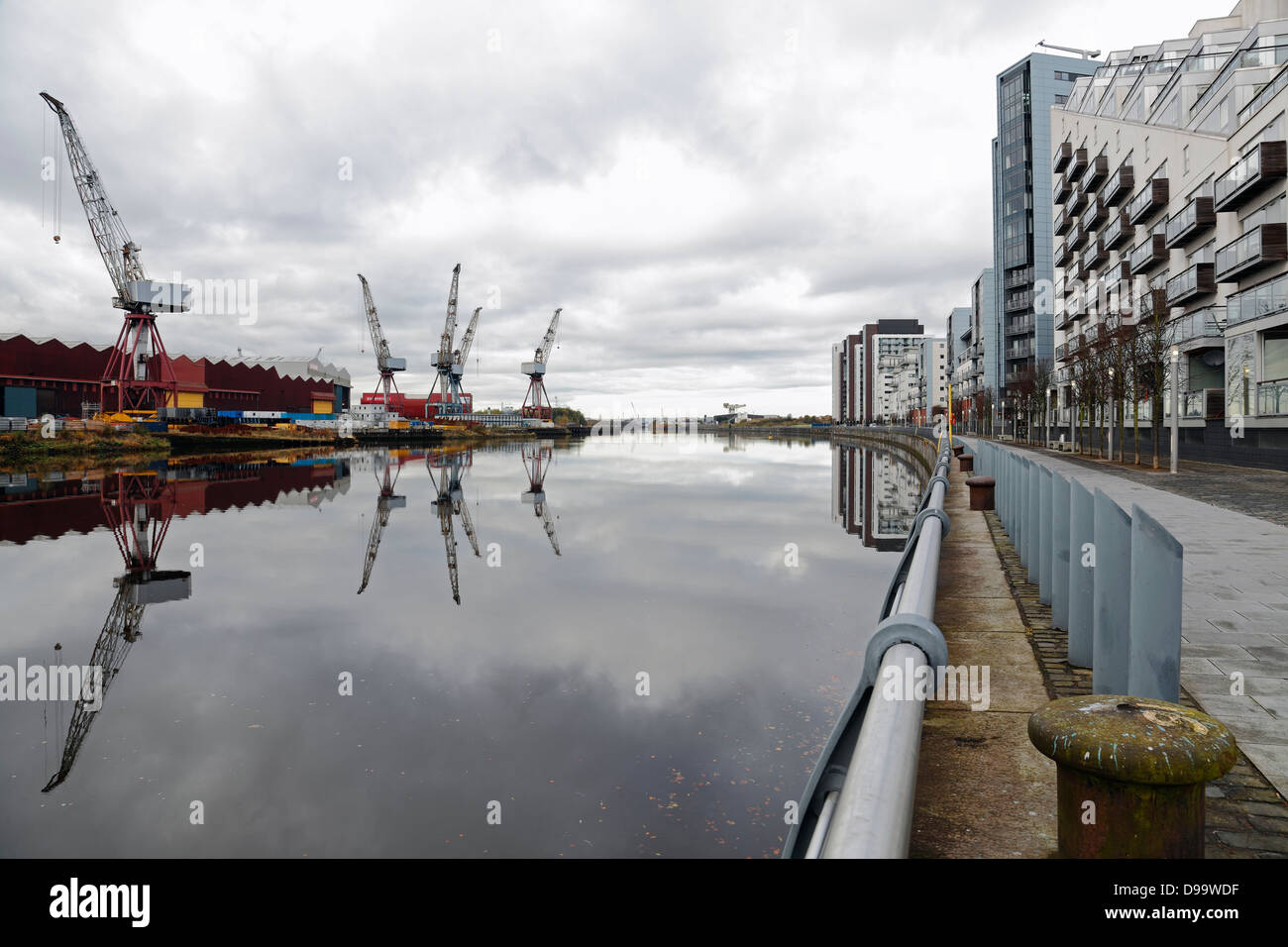 Blick nach Westen entlang des Flusses Clyde zur BAE Systems Shipyard in Govan, links, und Glasgow Harbour Privathaus, rechts, Glasgow, Schottland, Großbritannien Stockfoto