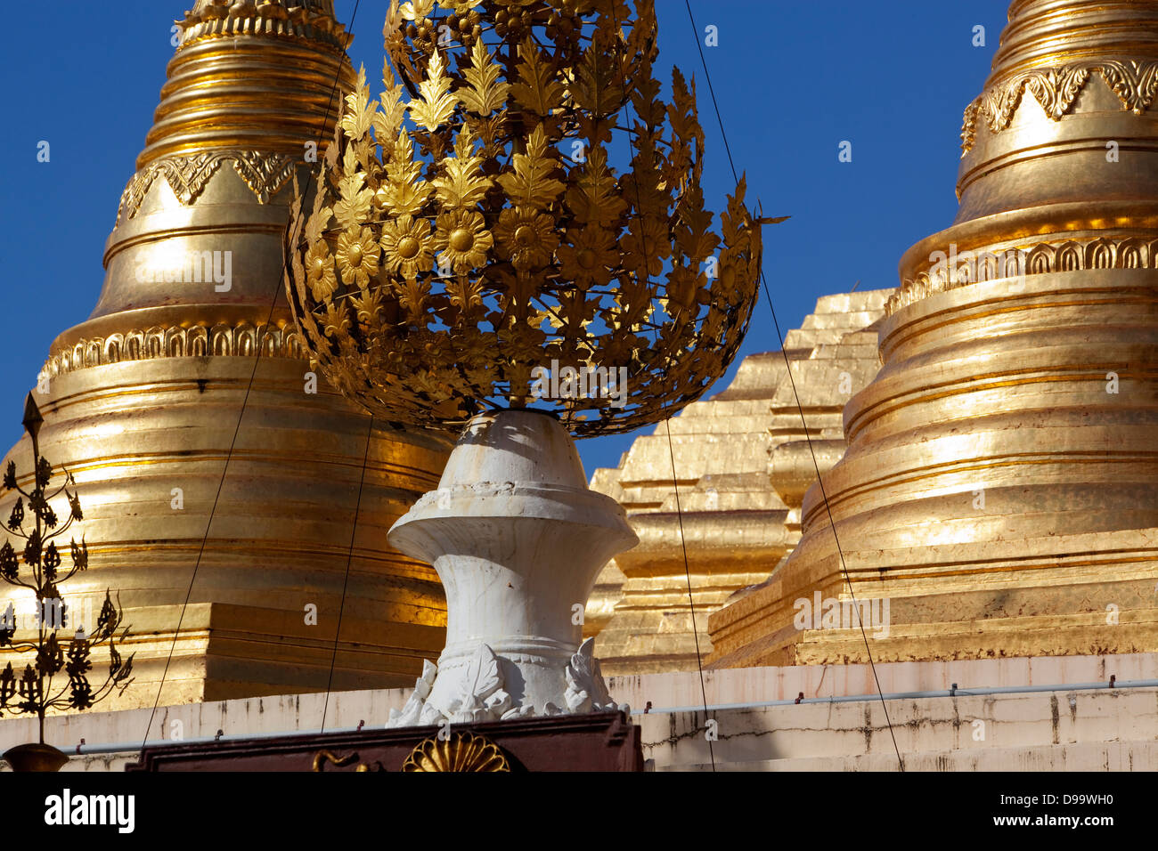 Goldene Stupas der Shwedagon Paya (buddhistische Tempel) in Rangun (Yangon) Birma (Myanmar). Stockfoto