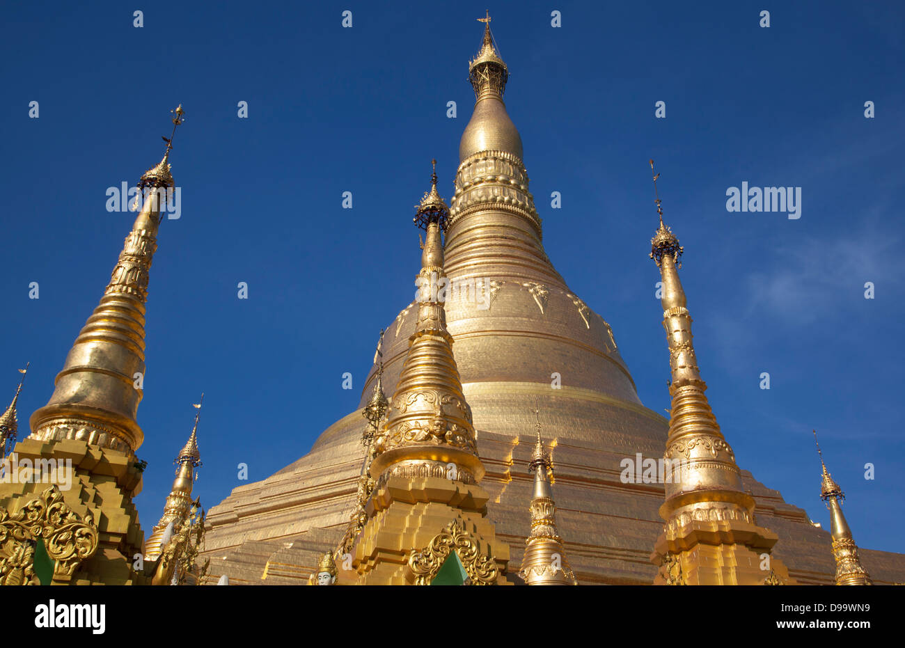 Goldene Stupas der Shwedagon Paya (buddhistische Tempel) in Rangun (Yangon) Birma (Myanmar). Stockfoto