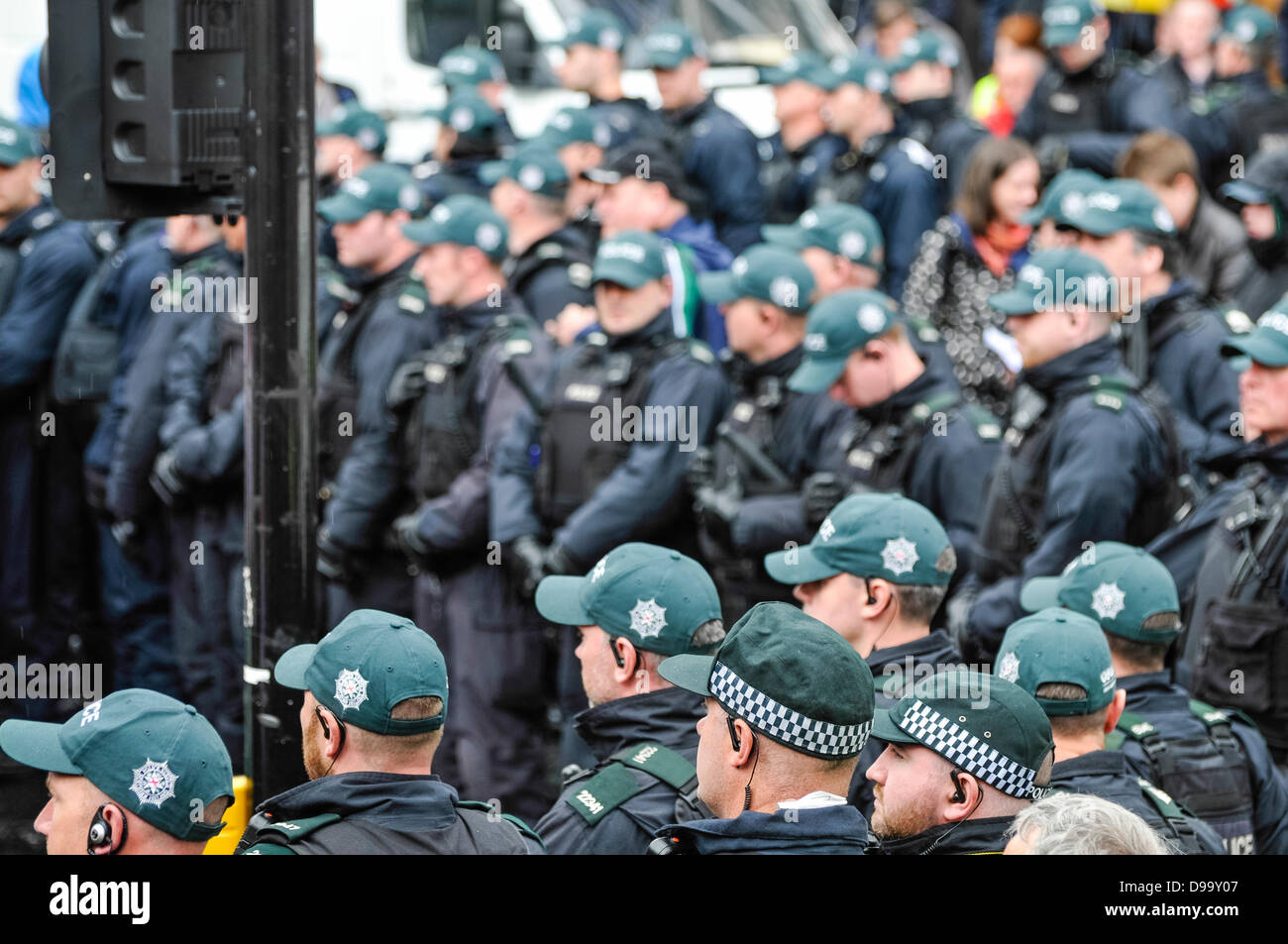 Belfast, Nordirland, 15. Juni 2013. Dutzende von Polizisten von verschiedenen Kräften über England und Schottland auf den Straßen in Belfast zur Unterstützung der Polizei mit Überwachung des G8-Gipfels am Montag und Dienstag, 17. und 18. Juni stattfinden wird. Bildnachweis: Stephen Barnes/Alamy Live-Nachrichten Stockfoto