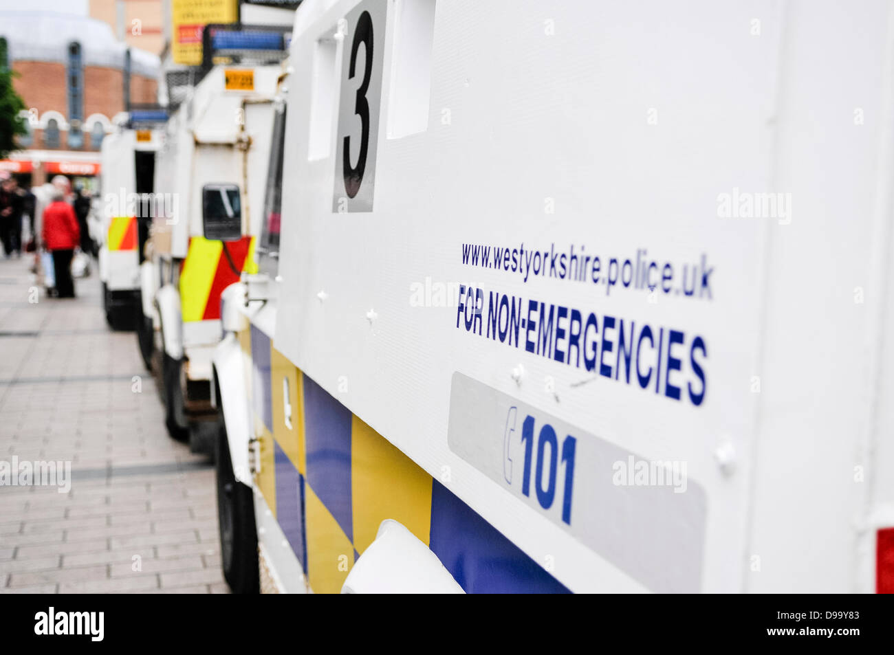 Belfast, Nordirland, 15. Juni 2013.  Eine gepanzerte Geländewagen mit der Website für West Yorkshire Police auf der Seite bereitgestellt wird, auf den Straßen von Belfast, im Vorfeld des G8-Gipfels in Fermanagh am Montag 17. und Dienstag, den 18. Juni. Bildnachweis: Stephen Barnes/Alamy Live-Nachrichten Stockfoto