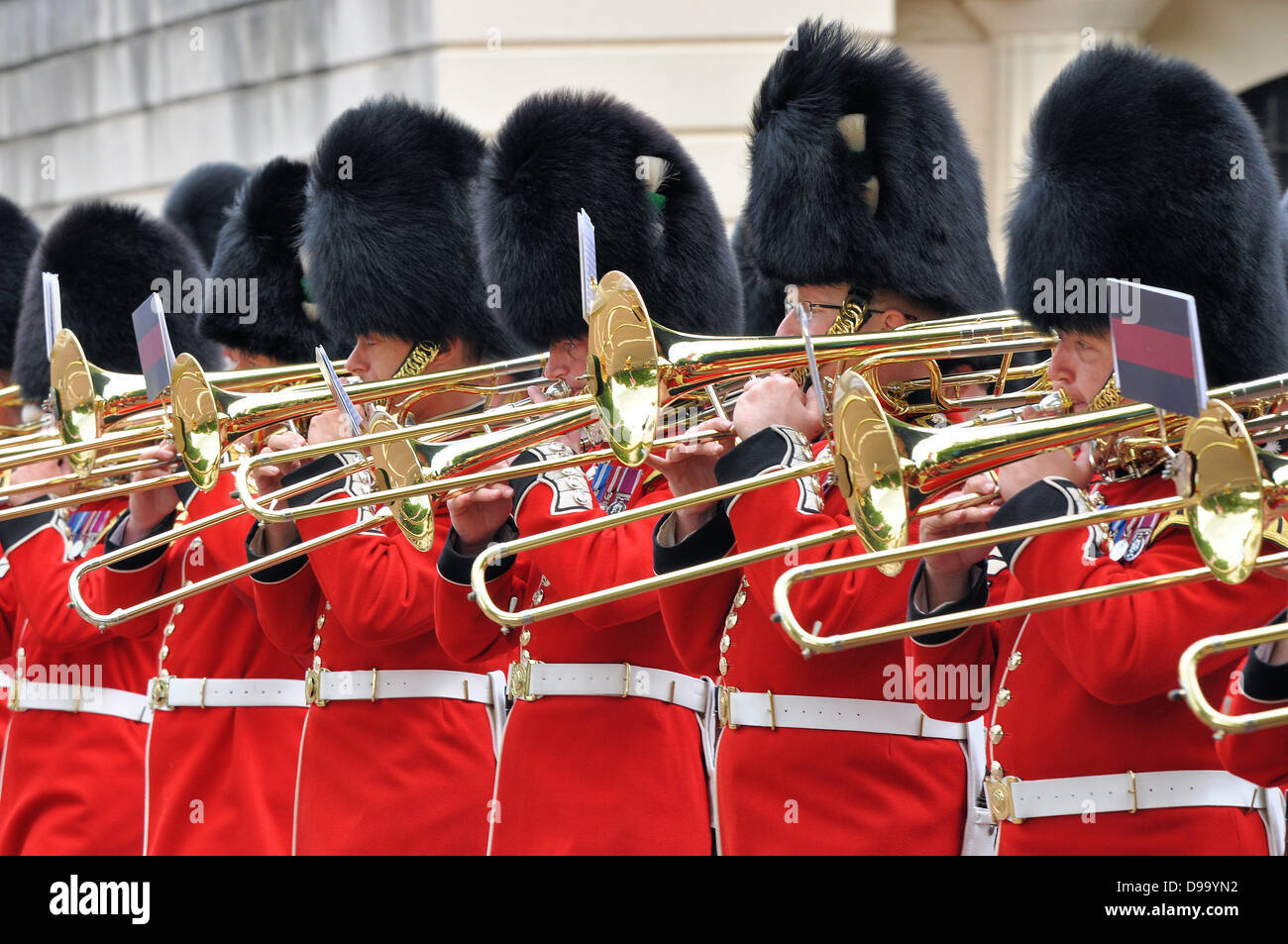 Trupp the Colour findet entlang der Mall und des Buckingham Palace in London, Großbritannien statt. Posaunenspieler der Marschkapelle. Band der walisischen Garde Stockfoto