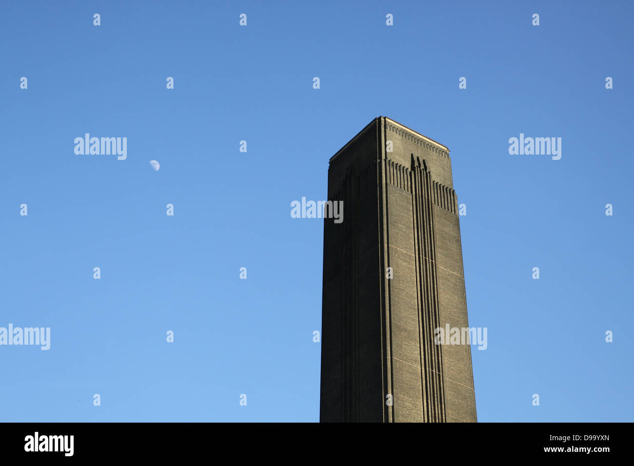 Tate modern Galerie Turm mit Mond Stockfoto