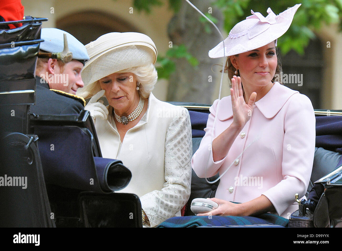 Herzogin von Cambridge. Trooping the Colour findet entlang der Mall und Buckingham Palace in London statt. Kate Middleton. Camilla, Herzogin von Cornwall, mit etwas im Auge Stockfoto