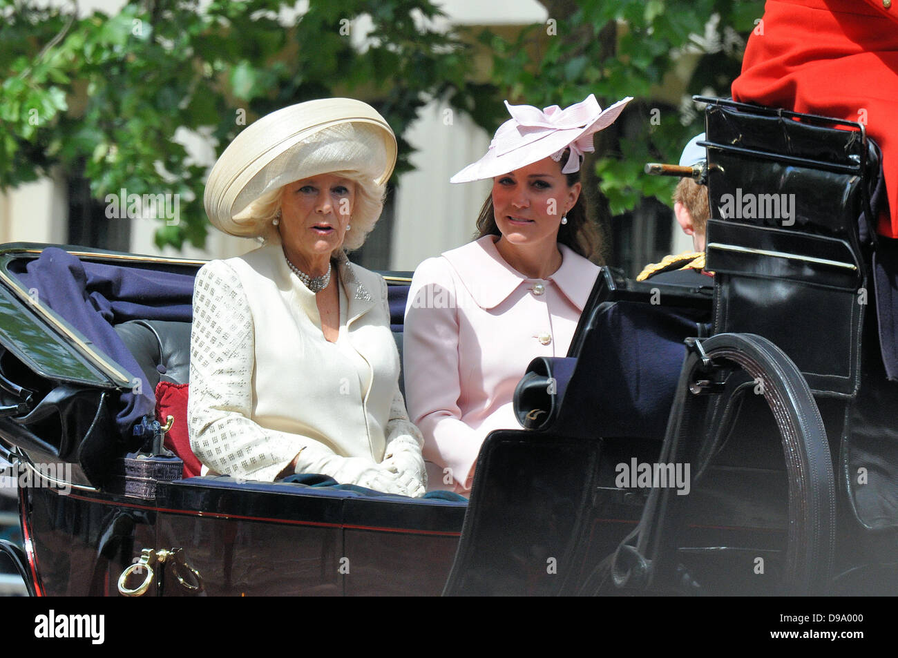 Trupp the Colour findet entlang der Mall und des Buckingham Palace in London, Großbritannien statt. Camilla Und Kate Middleton Stockfoto