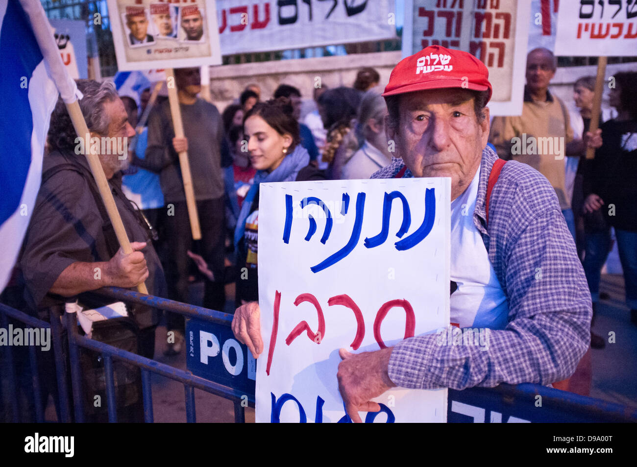 Jerusalem, Israel. 15. Juni 2013. Ein Demonstrant hält ein Schild mit der Aufschrift "Netanjahu ist ein Frieden-Verweigerer". Jerusalem, Israel. 15. Juni 2013.  "Frieden jetzt" orchestriert Protest am Wohnsitz des Premierministers gegen politische Stagnation seitens der Regierung, vor der nennen sie noch anderen anstehenden Besuch von US-Außenministerin Kerry zu Friedensgesprächen mit den Palästinensern zu entfachen. Bildnachweis: Nir Alon/Alamy Live-Nachrichten Stockfoto