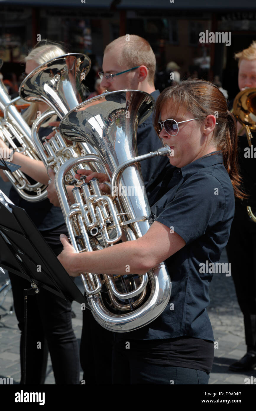 Weibliche Tuba-Spieler in der dänischen band Dania Brass Band unterhaltsam am Kultorvet in Kopenhagen einen Samstagnachmittag. Stockfoto