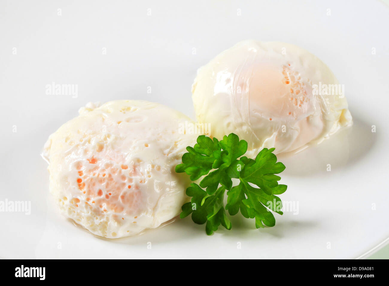 Zwei Spiegeleiern auf Platte Stockfoto