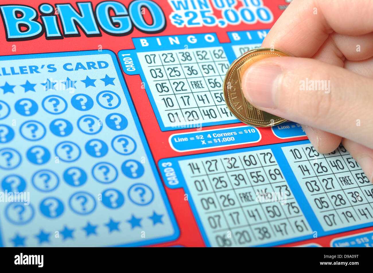 Eine menschliche Hand ist ein Lotterielos kratzen. Stockfoto