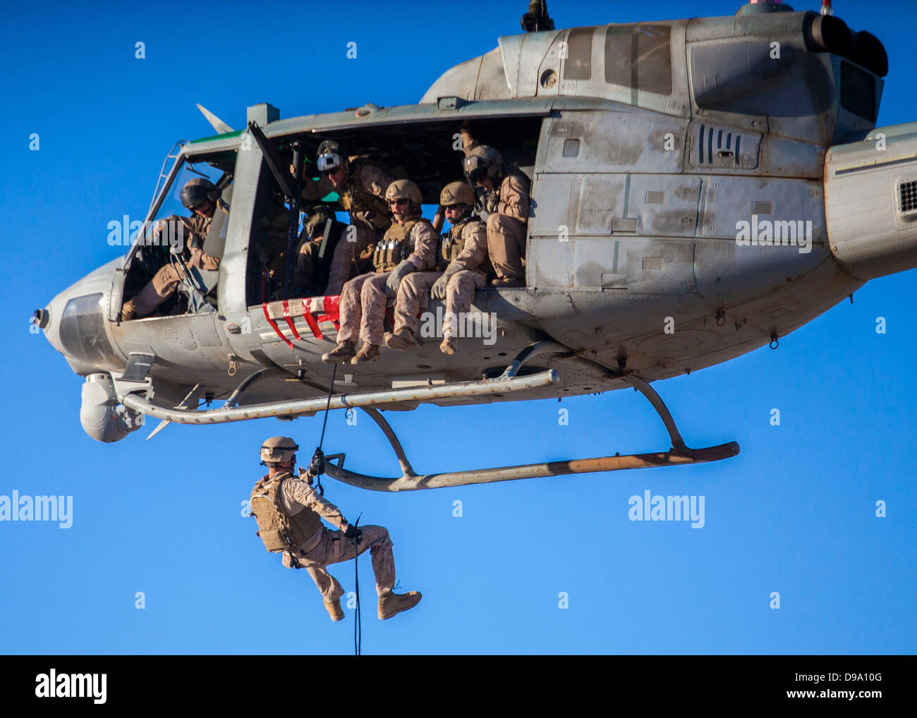US Marine Corps Maritime RAID-Force Marine Mitglieder Abseilen von einem UH-1N Huey während ein Hubschrauber Seil Aussetzung Technik Übung auf König Faisal Air Base 11. Juni 2013 in Jordanien. Stockfoto