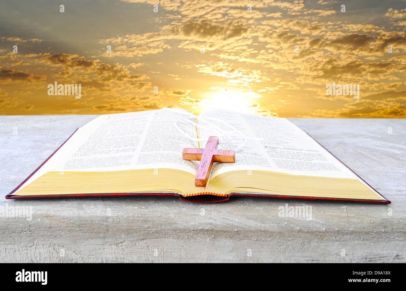 Heilige Schrift über eine Kanzel mit einem hellen Sonnenaufgang als Hintergrund Stockfoto