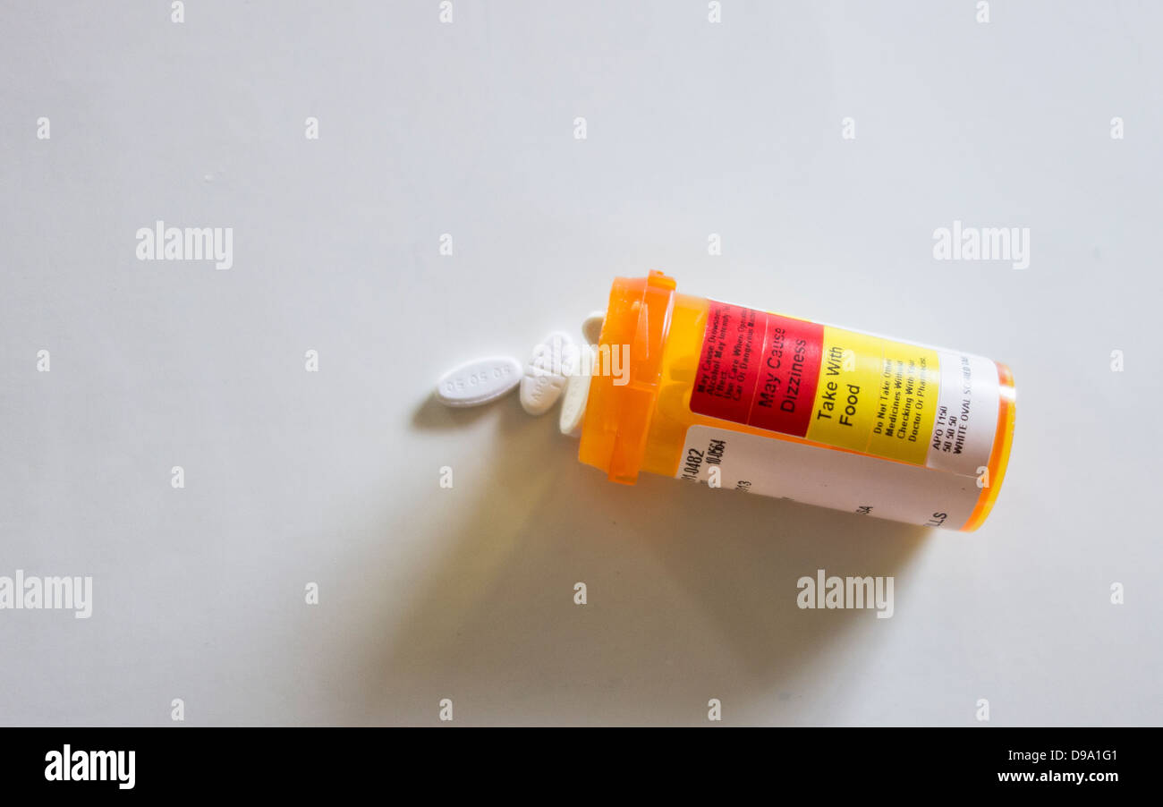 Eine Verschreibung Flasche liegend mit Pillen verschütten. Weißen Hintergrund. USA. Stockfoto