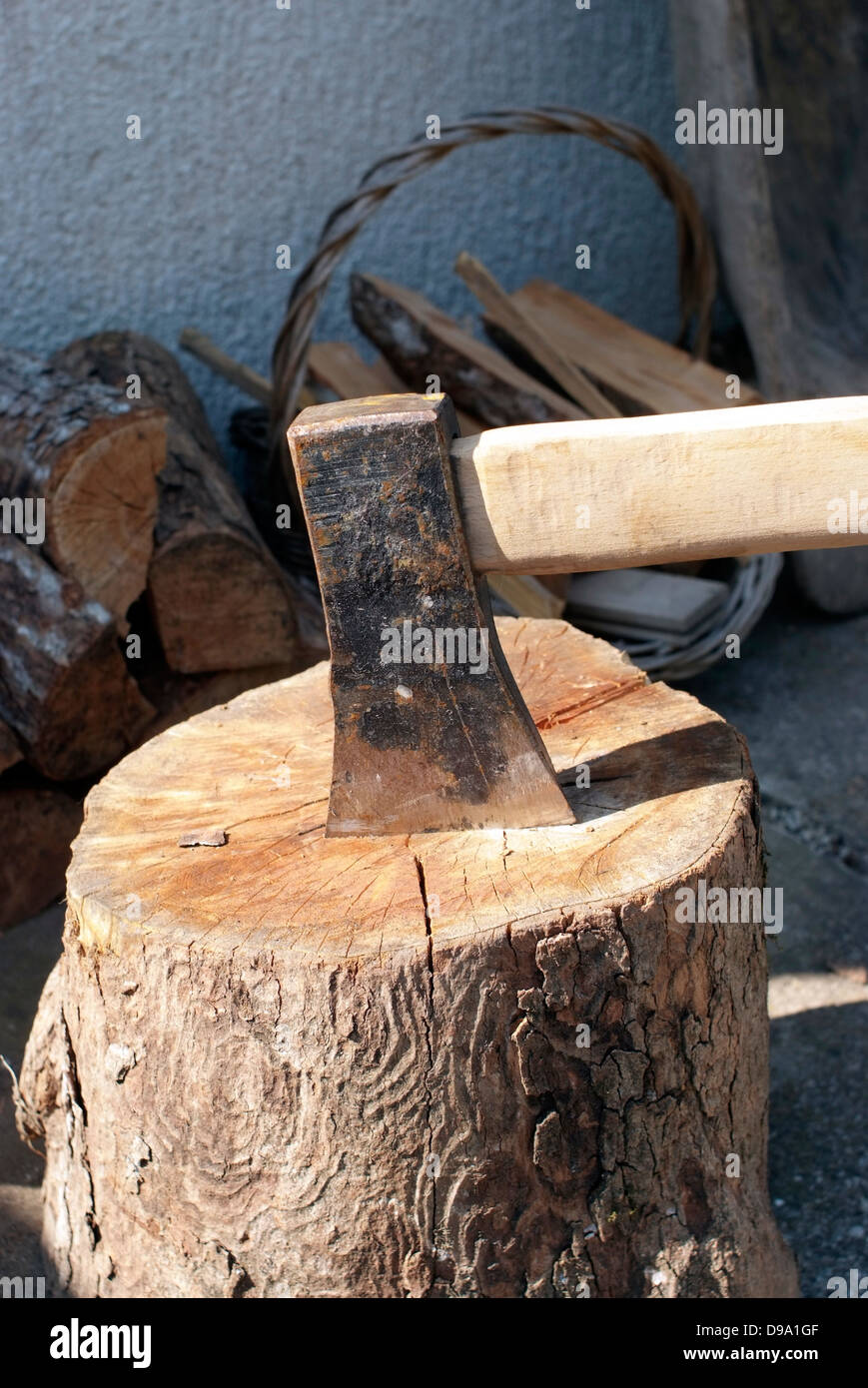 Klassische Axt für Brennstoff Holz warten auf Arbeit Stockfoto