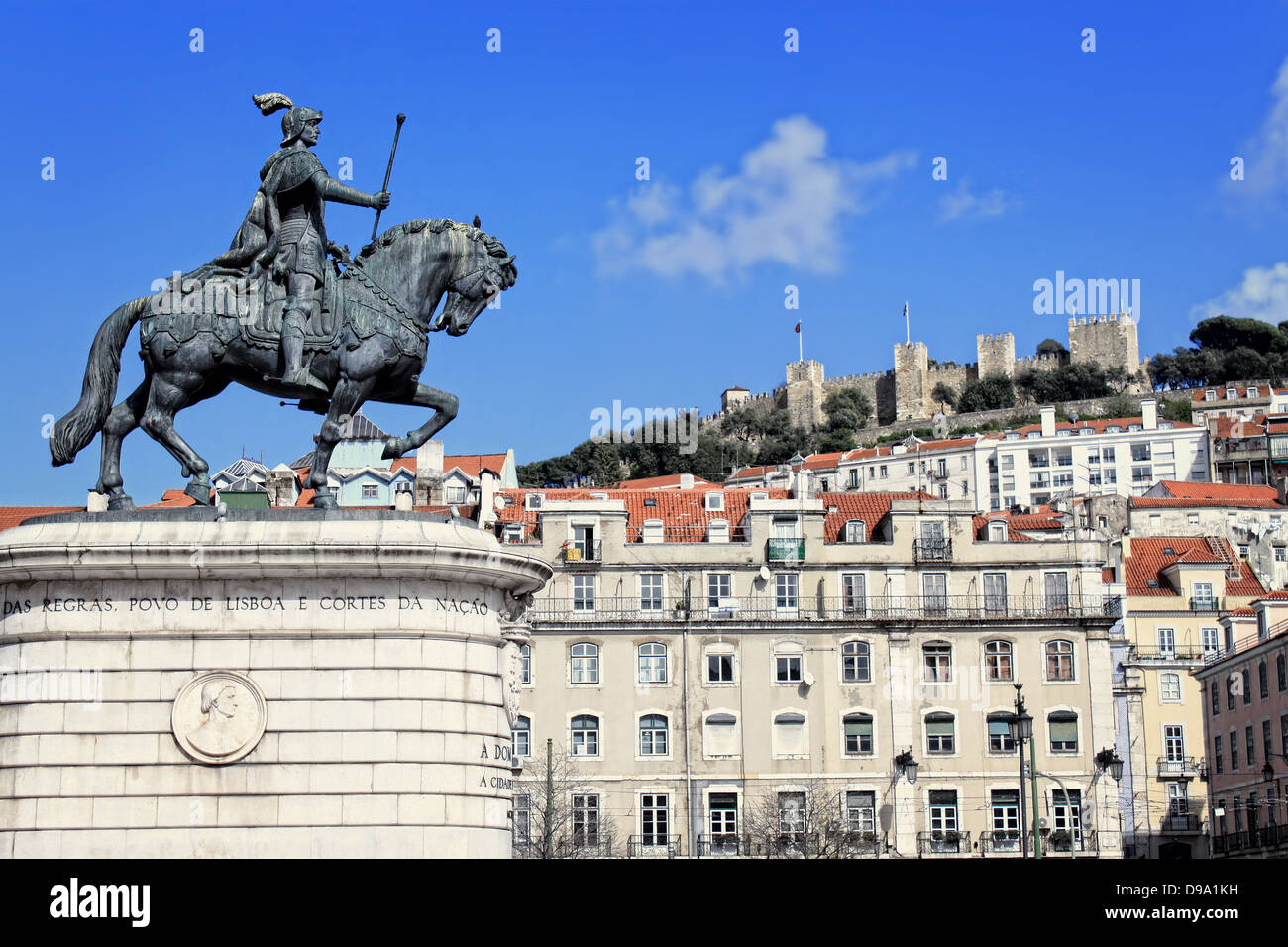 Statue von Joao i., mit Sao Jorge im Hintergrund in Praca da Figueira, Lissabon Portugal Schloss Stockfoto