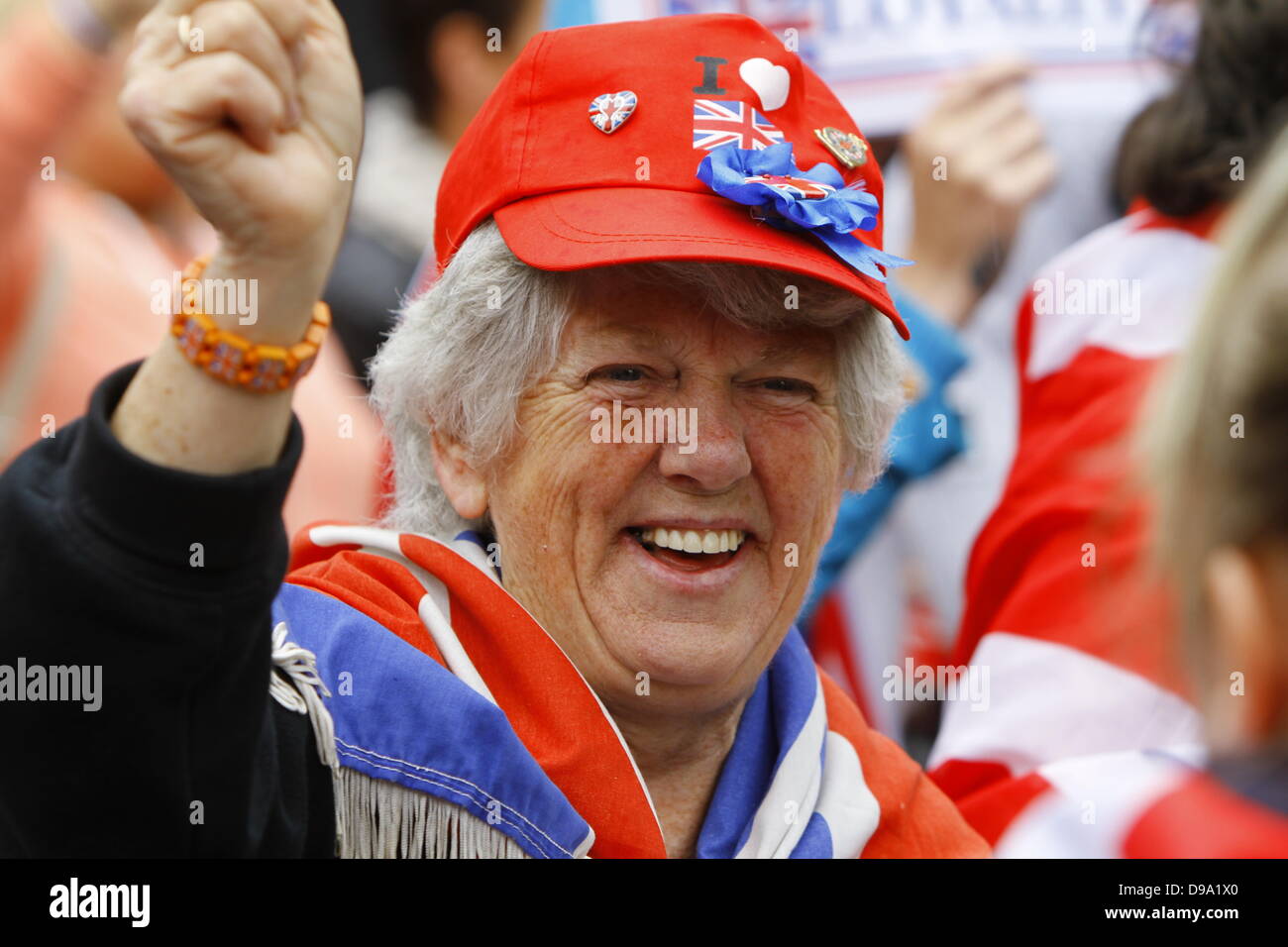 Belfast, Vereinigtes Königreich. 15. Juni 2013. Eine ältere Frauen tragen mehrere Vereinigtes Königreich im Zusammenhang mit Pins auf ihre Mütze und ein Union Jack um ihre Schultern lächelnd abgebildet ist. Einige Demonstranten Loyalist, viele von ihnen gekleidet mit Union Jacks, ICTU Anti-G8-Protest außerhalb der Belfast City Hall konfrontiert und versucht, es mit Geschrei zu stören. Dank einer starken Polizeipräsenz blieb beiden Protest friedlich. Bildnachweis: Michael Debets/Alamy Live-Nachrichten Stockfoto