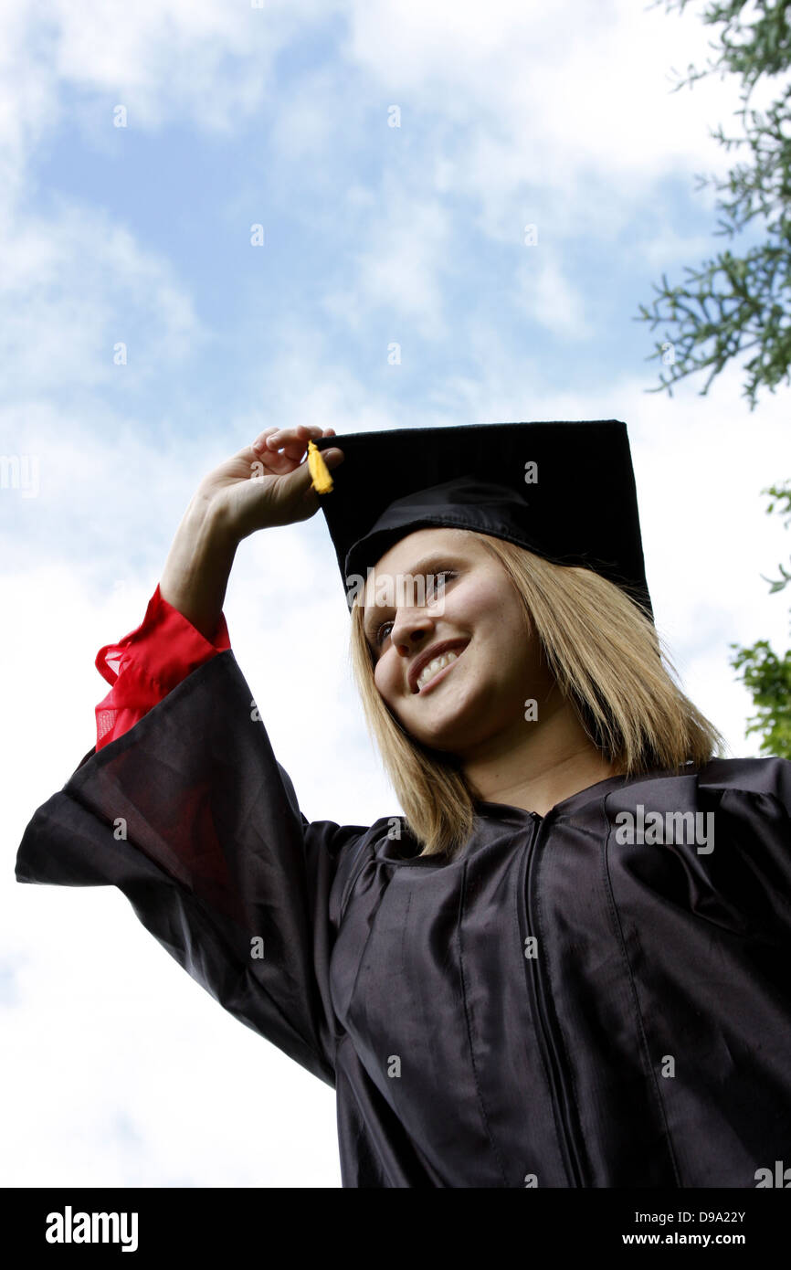 Eine junge Frau, die Studium mit einem Diplom-Zertifikat Stockfoto