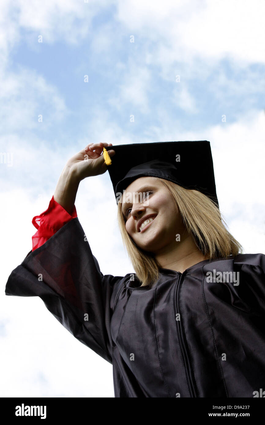 Eine junge Frau, die Studium mit einem Diplom-Zertifikat Stockfoto