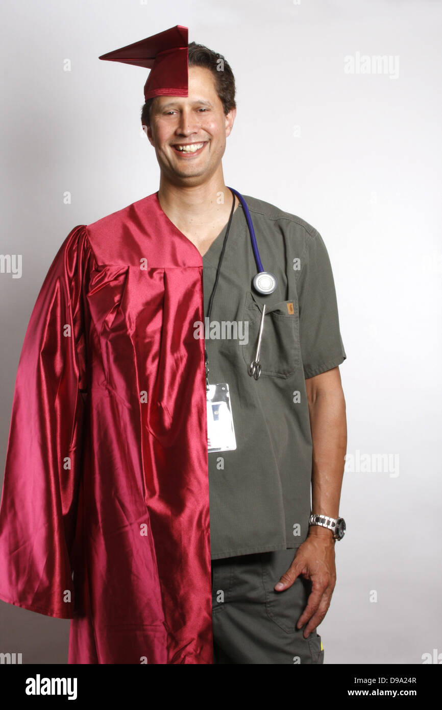 Ein Absolvent in einer Mütze und Mantel split-Bild mit einer Ärzte-uniform Stockfoto