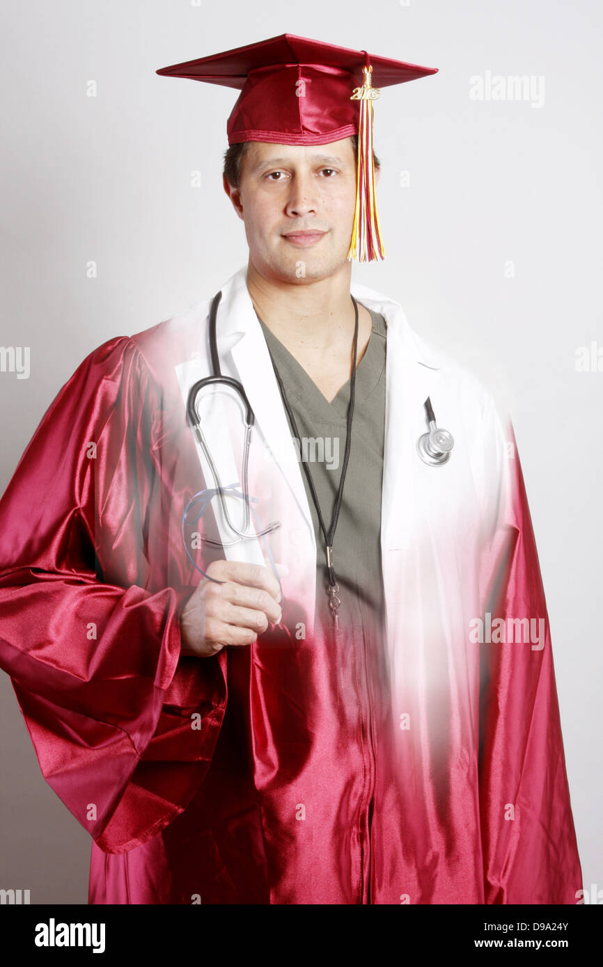 Ein Split-Bild der Absolvent hält ein Diplom und ein Arzt Stockfoto