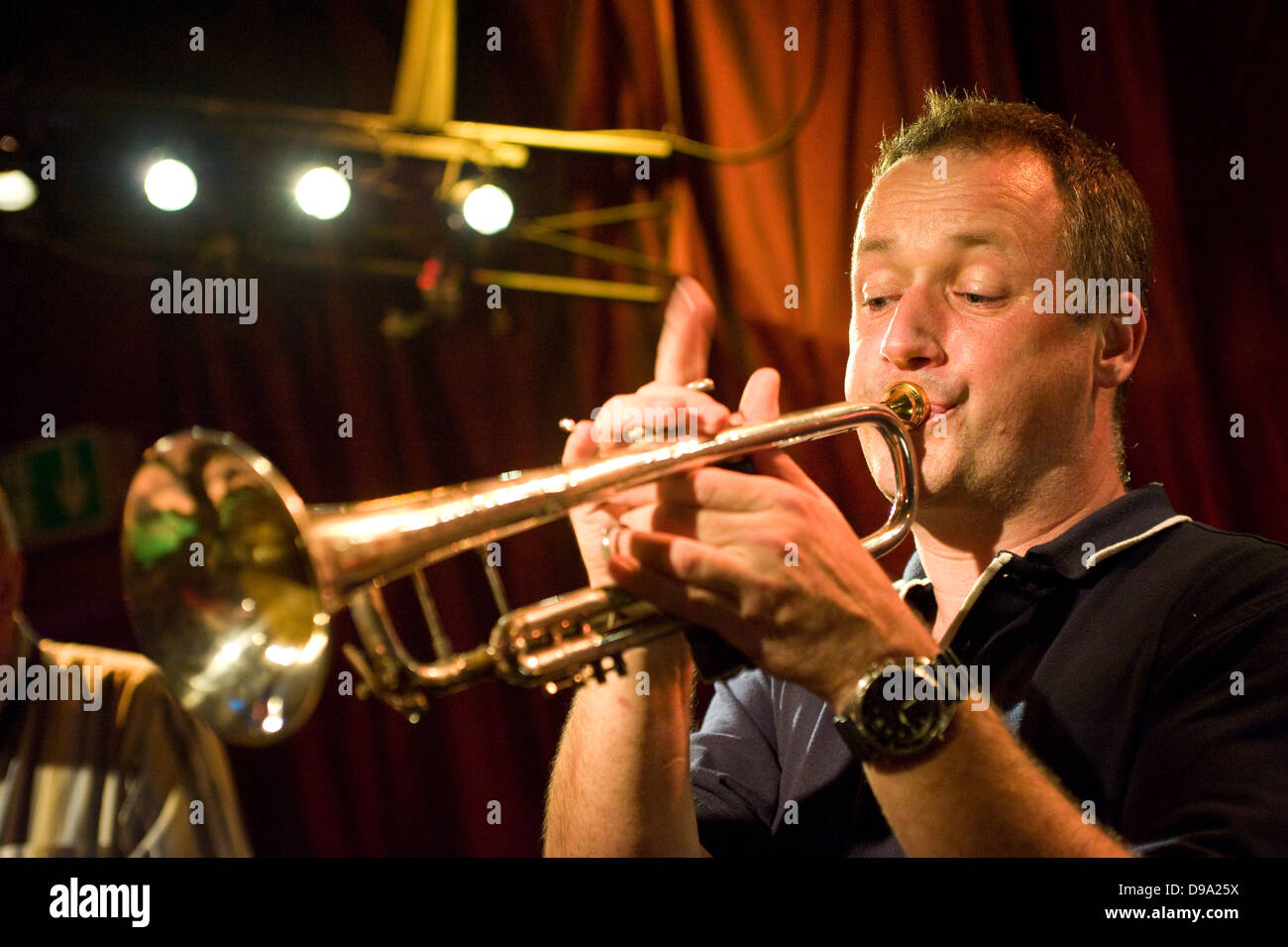 Britischer Trompeter Mark Shepherd durchführen in einem Keller jazz Club in Warschau, die Hauptstadt Polens. Stockfoto