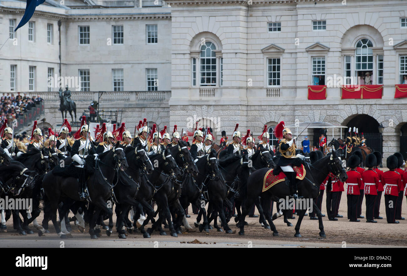 London, UK. 15. Juni 2013. Trooping die Farbe. Die Blues and Royals Teil des Haushalts gehen Kavallerie hinter der Queen auf Horse Guards Parade. Bildnachweis: Prixpics/Alamy Live-Nachrichten Stockfoto